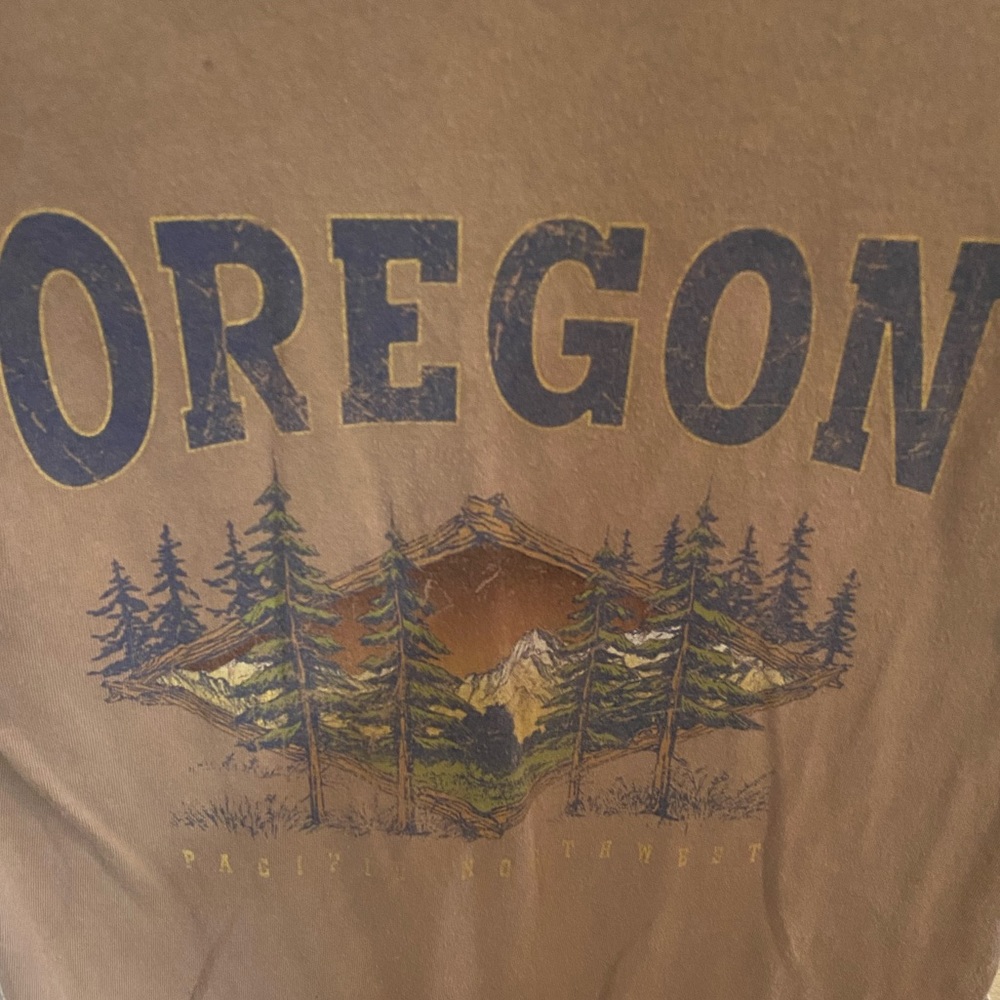 graphic tee 🐻 - Picture 2 of 3
